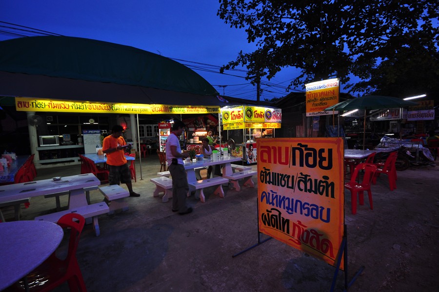 ถึงแยกวัฒนาแวะกินข้าวกันก่อนเพราะต้องรอนายกบด้วย :blush: :blush: :blush: