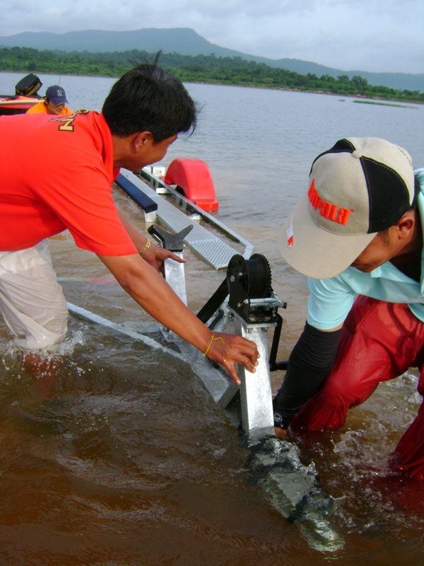 เอ้า ฮุ้ย เล่ ฮุ้ย ๆ  ช่วยกันเอาเรือลงก่อนครับ  :grin: