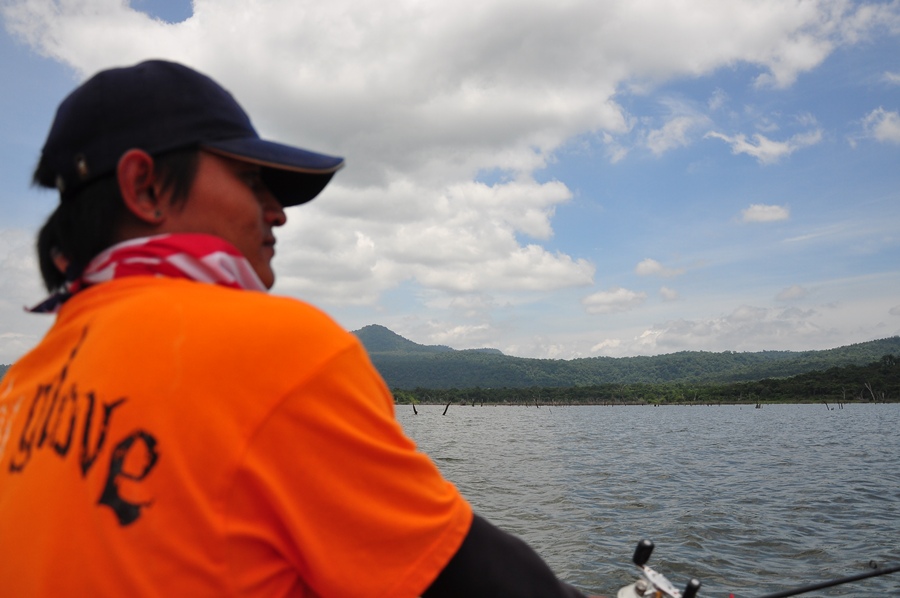 ส่วนนายน็อตประจำการที่ท้ายเรือก็ข