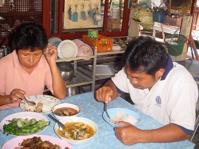  [b]เวลากิน ช่างสามัคคี จังเลยนะ[/b]


 [q]