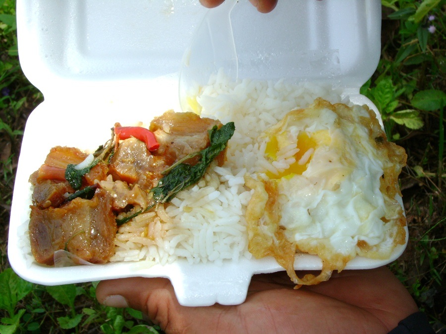 กระเพราหมูกรอบราดข้าวไข่ดาว  :umh: