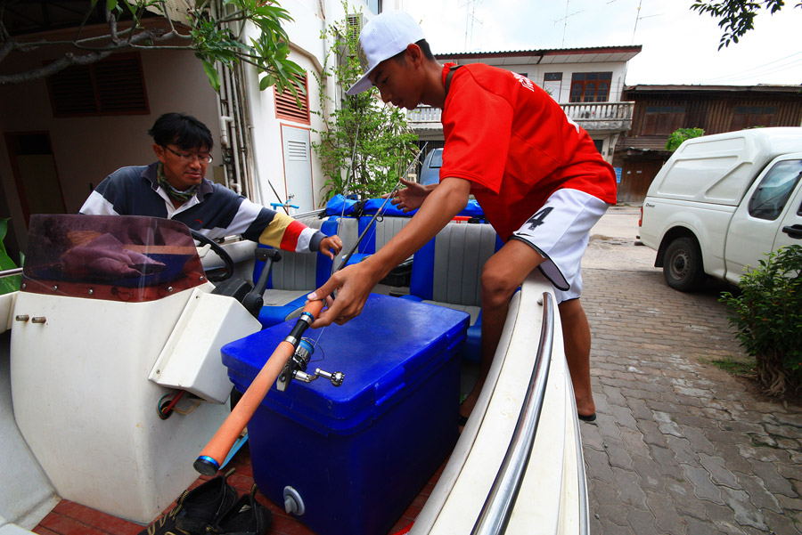 เก็บของเคลียร์เรือ จัดสัมภาระ.....เอาให้พร้อมสรรพ เดี๋ยวจะขับเรือล่องคลอง ไปออกทะเล...
วี๊ดดดดดด...