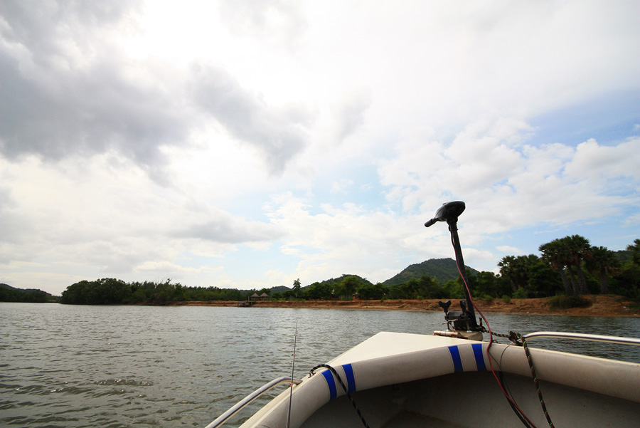 เรือลงได้ ก้อไปกันค๊าบบบบ....3คน ทนตาก ลมตึง ๆที่พัดมาปะทะใบหน้า แล้วพากันออกทะเล
 :grin: :grin: :g