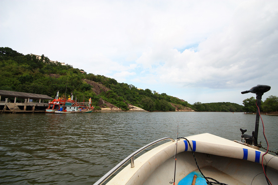เห็นเรือประมงลำใหญ่ ๆ จอดใกล้ๆฝั่ง เป็นเหมือนป้ายบอกทาง ที่ให้พวกเรารู้ว่า ใกล้แล้วนะ ทะเลปราณ
 :sm