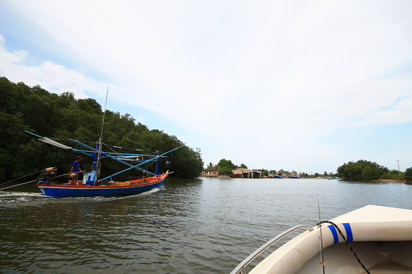 เรือประมงลำเล็กๆ เริ่มออกมาวิ่งยืดเส้นยืดสายกันแล้ว....

ยังสงสัยและไม่แน่ใจ เค้าจะไปไหนกันตอนบ่าย