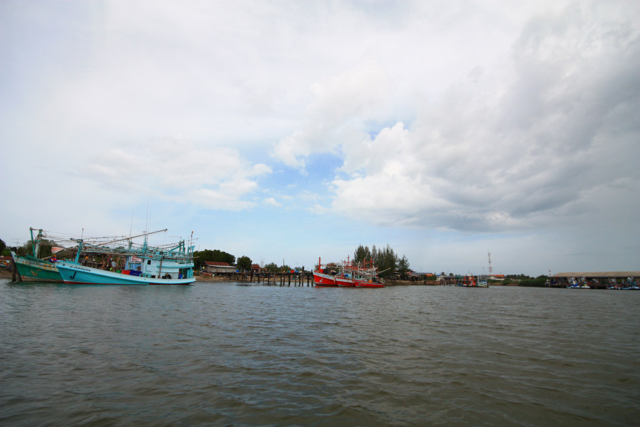 ไม่เคยเลยทั้งป๋าอ๊อด และพงเต๊บมาด....ที่ได้นั่งเรือล่องออกมาจากคลองปราณแบบนี้

ตื่นตาตื่นใจ พงเต๊บ