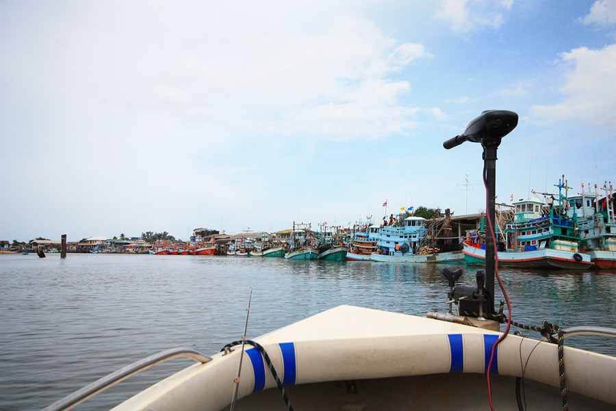 ใกล้ถึงท่าเรือที่ไต๋นพจอดเรือ....แวะไปหาซะหน่อยท่าจะดี เผื่อมีปลาหมึกกลับไปนึ่งกิน
 :grin: :grin: