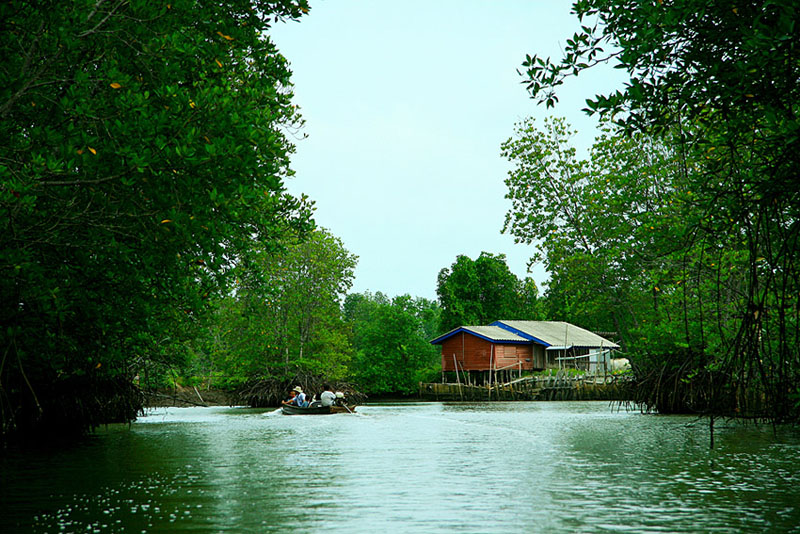 ในที่สุดเรือลำที่สองก็ล่องมาทันลำแรกที่ปากอ่าวในคลองใหญ่นี่เอง  :grin: อีก 2 เดือนคณะเรามีนัดไปที่นี