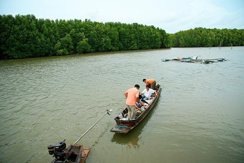 เรือลำแรก ลอยลำออกไปแล้ว ลำที่สองรอผมก่อนนะครับ  :spineyes: