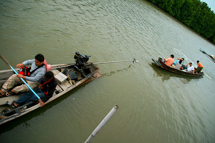 ทุกคนลงเรือลำที่สองหมดแล้ว เอะ! เหลือแต่ผมที่ยังไม่ได้ลงนี่(หว่า)  :tongue: