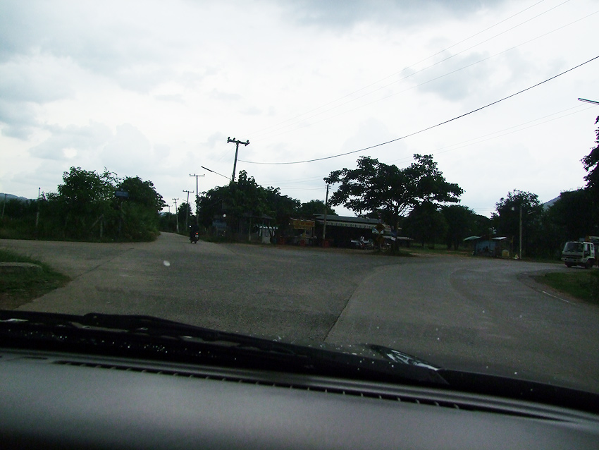  [b]ถึงทางแยกตัววาย เลี้ยวซ้ายแยกออกจากถนนหลัก [/b]

 :cheer: