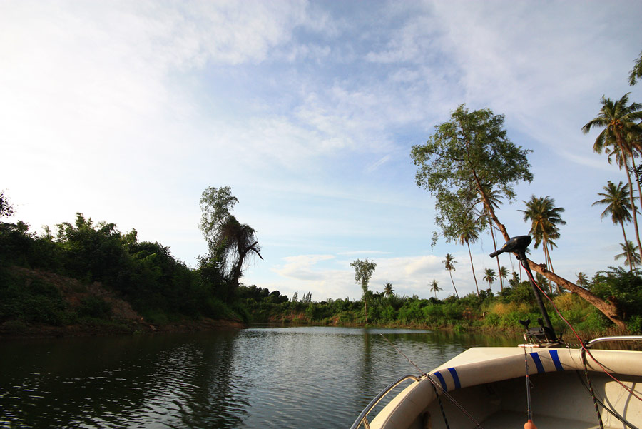 ขับเรือย้ายไปเรื่อย ๆ...ก้อเพลินดี แม้ปลาจะไม่มี เงียบเหงา
 :grin: :grin: