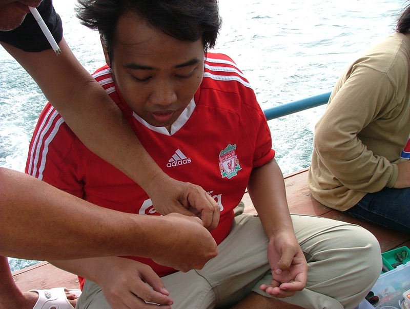 น้องๆสนใจในการผูกเบ็ดอย่างยิ่งเพื