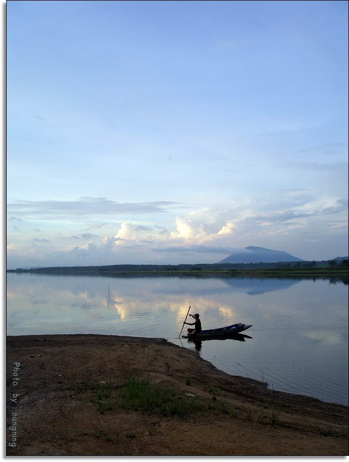 
ชาวบ้านที่อยู่บริเวณมาวางอวน  เข้ามาพูดคุย และบอกว่าให้เอาปลาชะโดออกให้หมด กินปลาตัวเล็กหายหมด   :