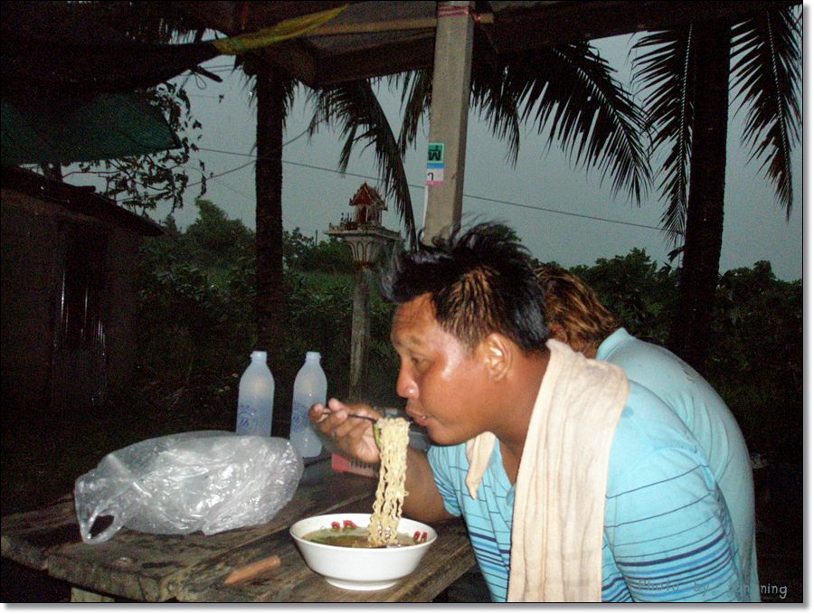 ท่าทางจะหิวนะเนี่ย   

กะว่าจะเล่นน้