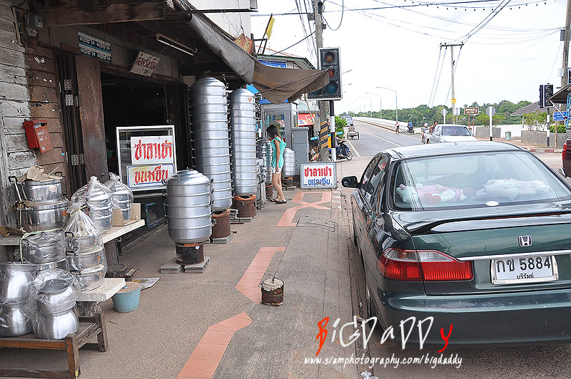 ร้านนี้อยู่แถวๆสะพานครับ สังเกตได้จาก ซึ้ง....... 

ร้านอื่นก็อร่อยครับ มีเยอะมาช่วงใกล้ถึงอำเภอพิ