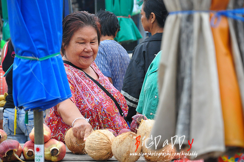 ดูบรรยากาศตลาดเช้าเล็กๆที่นี่ครับ...  :cheer: