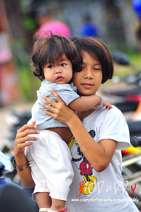 แอบถ่ายเจ้าตัวเล็กที่ตามแม่มาตลาดด้วยครับ น่ารักเชียว... 

ปล.คนอุ้มไม่ใช้แม่เค้านะครับ แหะๆๆ... :