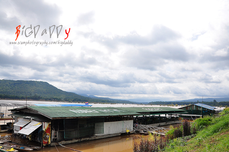 หลังจากทานข้าวเช้ากันเสร็จแล้ว ก็นั่งเรือข้ามไปฝั่งลาวกันครับ

ปล.นี่ล่ะครับแพอารยา ใครไปถ้าได้ติด