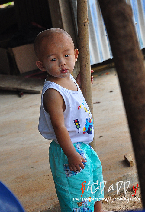 เจ้าตัวเล็กลูกแม่ค้าที่ฝั่งลาว กำลังสงสัยอยู่ครับว่าผมทำอะไรอยู่

พอผมถ่ายรูปแกได้สองรูป ร้องไห้ลั