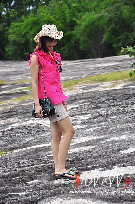 ที่นี่เป็นลานหินทราย กว้างขวาง ครับ...  :cheer: