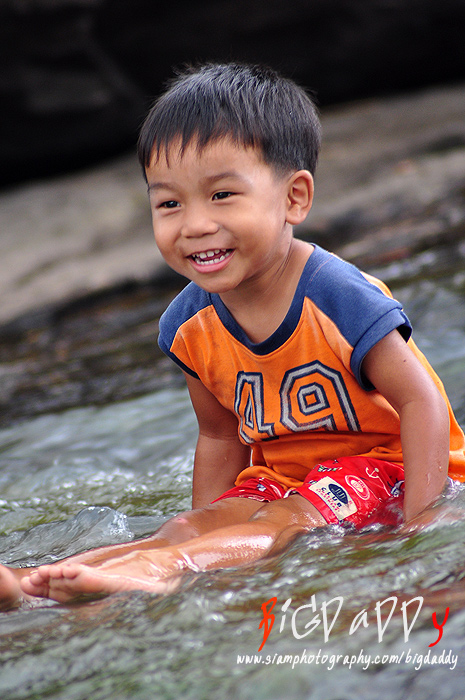 น้องคนนี้ มาเที่ยวกะครอบครัว บังเอิญเดินไปตกหลุมน้ำ เลยลงเล่นน้ำซะเลย....  :cheer: