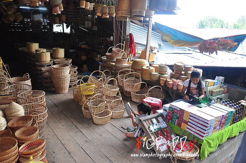 ส่วนใหญ่ก็เป็นพวก หัตถกรรม จักสาน...  :cheer: