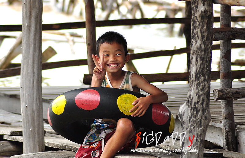 เด็กแพข้างๆเตรียมเล่นน้ำกันแล้ว ... :cheer: