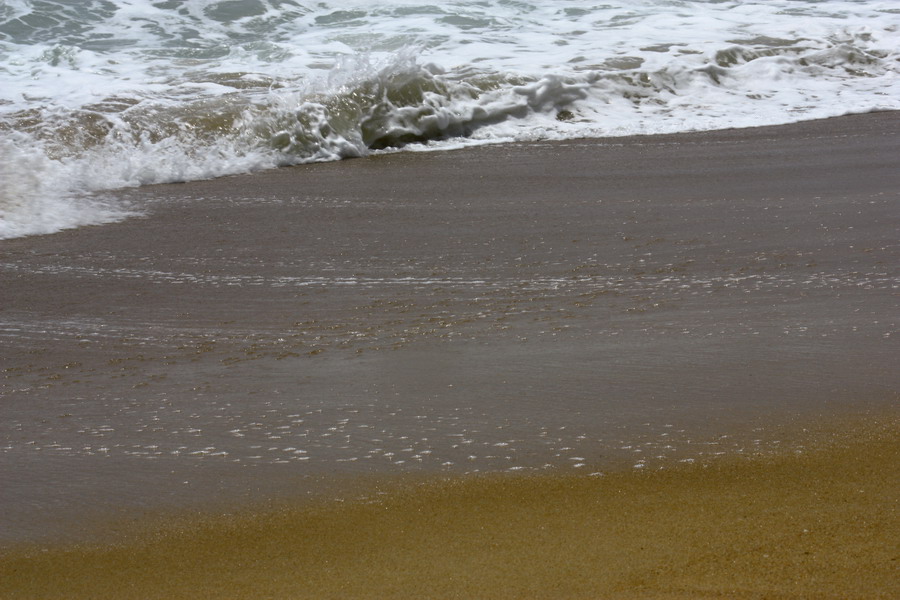  [b]แถบจังหวัดภูเก็ต หาดไม้ขาวไปจนถึงหาดทรายแก้วแล้วต่อข้ามไปฝั่งพังงา นาใต้ ท้ายเหมืองยันไปถึงเขาหล