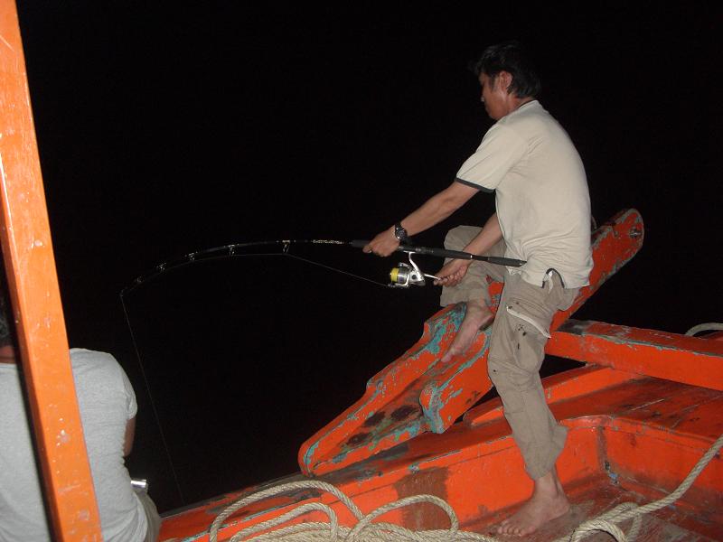 น้าโต้งนี่โด๊ปยาแก้เมาตั้งแต่ยังไม่ลงเรือ แต่เห็นแกนั่งหัวเรือตลอดเลยครับ (ไม่รู้ทนได้ไง) :smile: :s