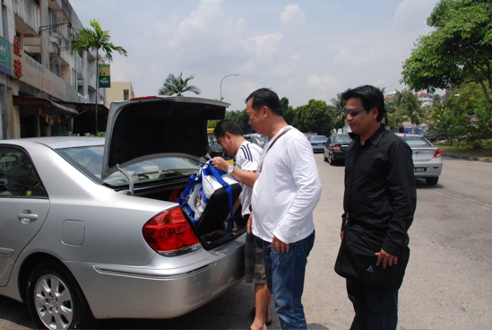 อิ่มเรียบร้อย เอาอุปกรณ์ ขึ้นรถ ต้องเดินทางไป    pahang  ต้องขับรถไปอีก สามชัวโมง   :sad: :sad: :sad