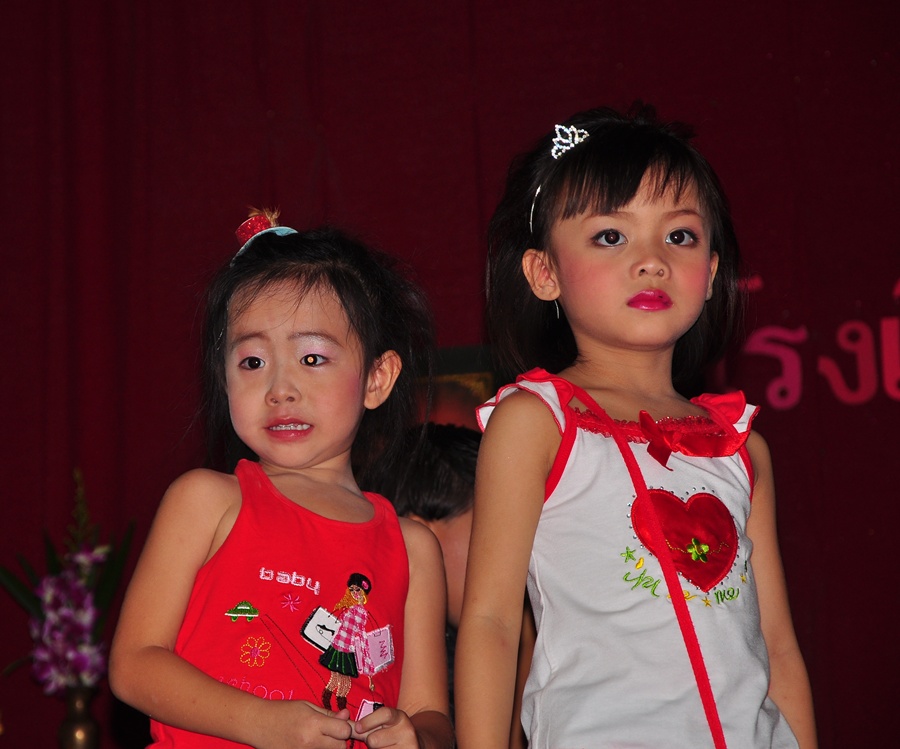 น้องแตงโมขอยืนคู่กับน้องเมย์ ดาวของชั้นอนุบาลครับ :blush: :blush: