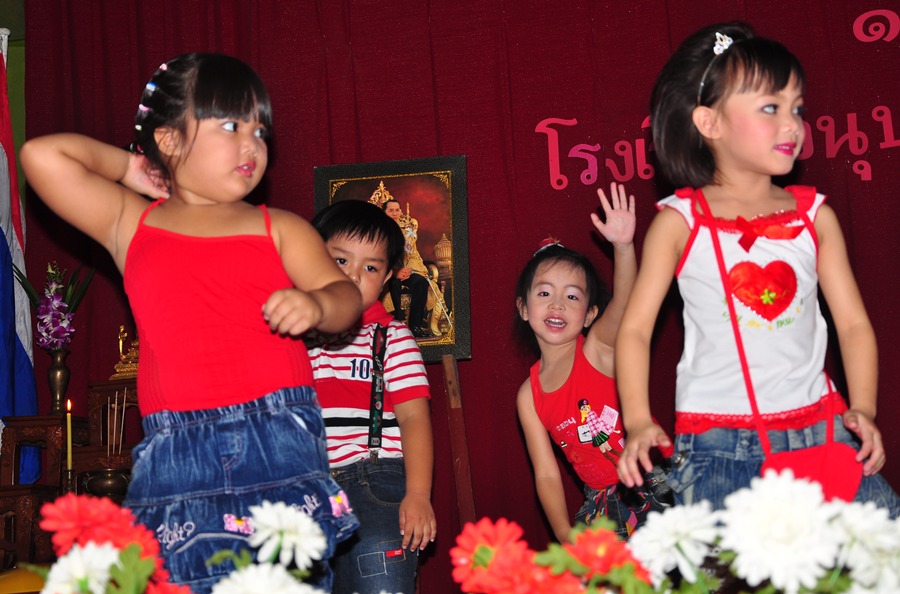 น้องแอนฟิลด์ก็นอกเสต็ป....โชว์รักแร้เรื่อยเลย :laughing: :laughing: :laughing: