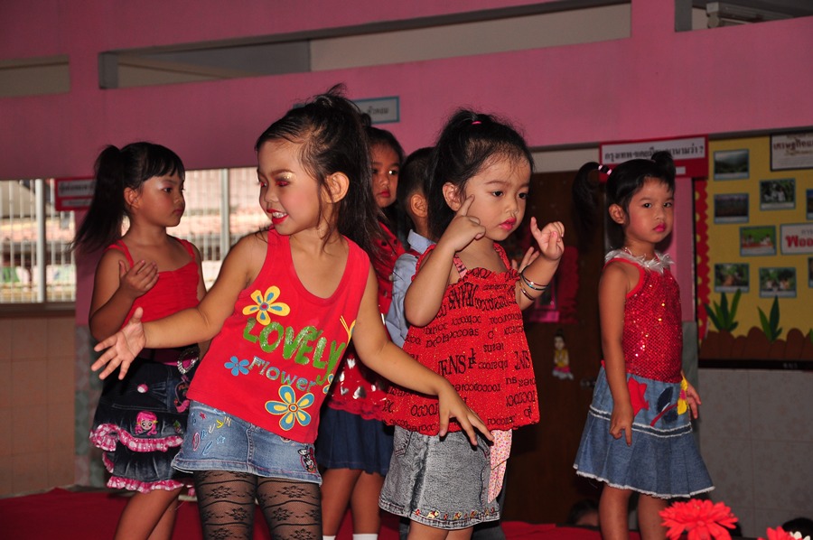 ผ่านไปครึ่งเพลง น้องๆบางคนเริ่มไม่เต้นแล้วครับ :grin: :grin: :grin: