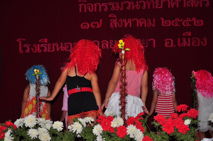 พอเพลงมาก็ส่ายกันน่าดูเลยครับ .....แต่ผมไม่ได้อยู่ถ่ายรูปต่อ ต้องตามไปดูน้องแตงโมแล้วอ่ะครับ :blush: