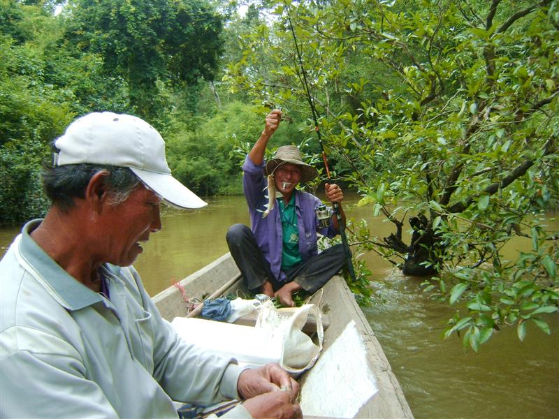 แล้วท้ายเรือก็กลัวจะน้อยหน้าก็เลยเอาบ้าง