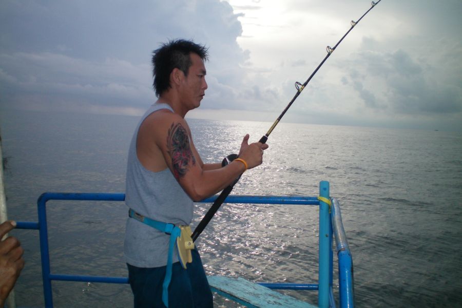 จนเช้าฟ้าเริ่มเปิดผมลอยสายปลาทูไว้ที่ท้ายเรือก็มีเสียงดังปลุกให้พวกเราตื่นขึ้นมา