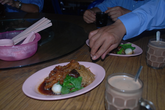 กินอาหารเช้าเช้ากันก่อน ที่ท่าเรือ ก่อนลงเรือ  บะ หมี่ คับ :umh: :umh: :umh: :umh: