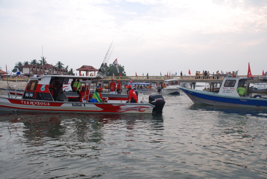 หลังจากท่านสุลต่าน กล่าวเปิดพิธีเสร็จ  ทุกคน ก็ไปขึ้นเรือ เตรียมตัว ไปตกปลากันแล้วคับ โย้วๆๆ  ได้ตกจ