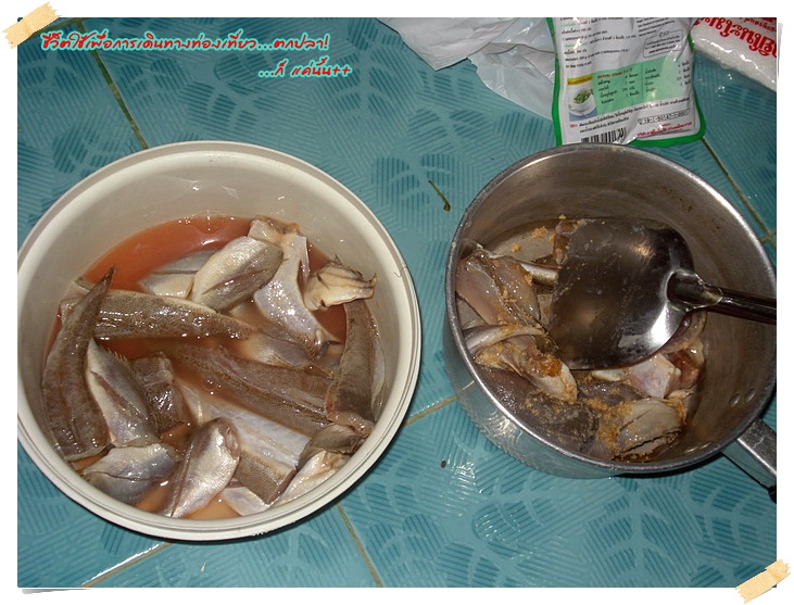 นี้คลุกเคล้าผงรสดี...ทอดกรอบ หรอยจังหู้... :umh: :umh: