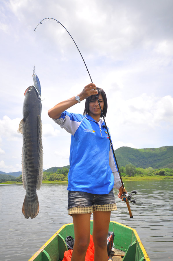เธอเล่นยกปลาขึ้นเรือแบบว่าไม่กลัวคันหักเลยคับ :grin:
