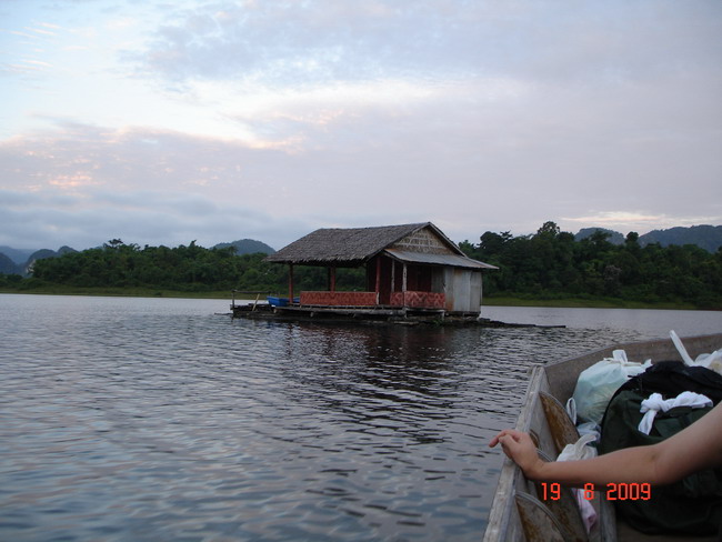 ที่หมายคือแพกลางน้ำจอดอยู่ที่โป่งช้าง