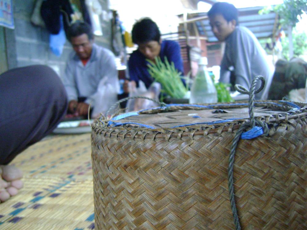 ข้าวที่ลุงเจ้าบ้านเตรียมไว้ให้ครับลุงมีน้ำใจมากเลยครับไปหาแกแต่ละทีเกรงใจมากเลยครับ