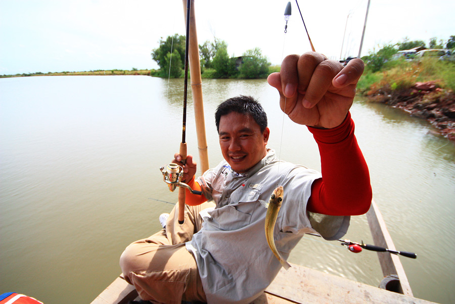 น้าปีเตอร์วิท เจ้าของท่าเหนียมอาย ที่ได้ใจที่สุด ก้อโดนเหมือนกัน...
ลงปุ๊บ กินปั๊บ ประทับใจสิงห์ตกป