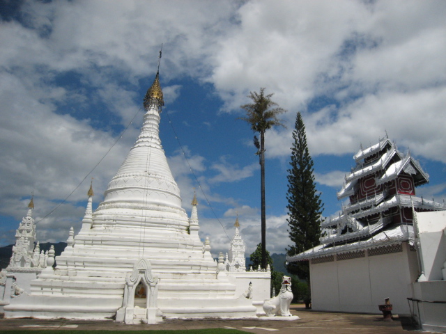 วัดพระธาตุดอยกองมู ตั้งอยู่บนยอดดอย ทางทิศตะวันตกของตัวเมือง เป็นปูชนียสถานคู่บ้านคู่เมืองที่สำคัญ แ