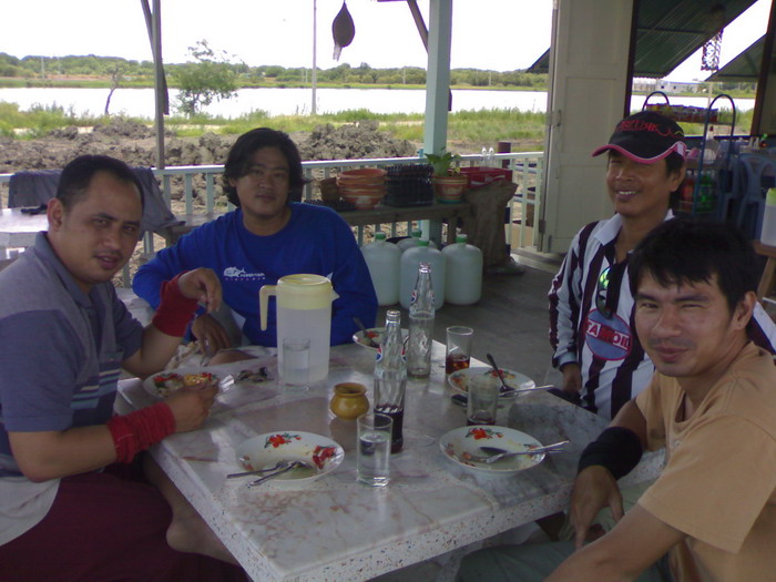  :grin: แวะกินข้าวร้าน ใกล้ ๆ บ่อ ครับ  อิ่มแล้วครับ :grin: :grin: