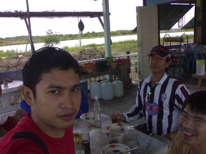  :grin: :grin:นั่งกินข้าวด้วยความสบายใจ  รอดแห้วกันถ้วนหน้า  ยกเว้น  ................. หุหุ :laughin