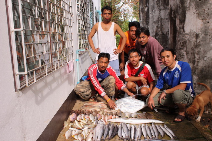 ลากันด้วยภาพนี้นะครับ  สนใจลงเรือแถวระยอง  เกาะมันนอก - มันใน  ติดต่อไต๋สมชายครับ  เบอร์ 089-2472379