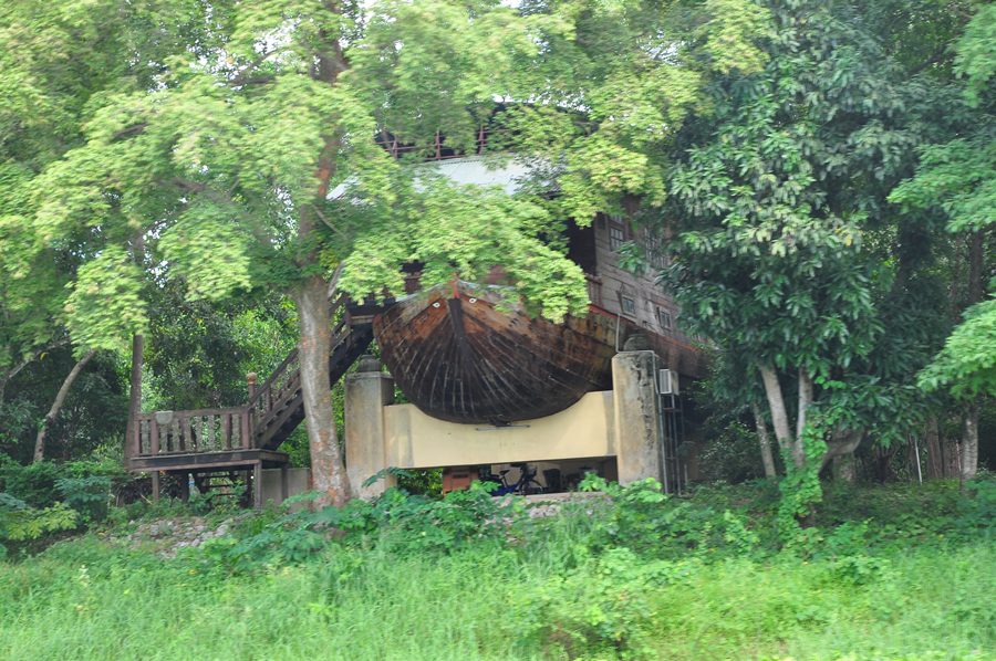 ขับผ่านบ้านหลังนี้เข้าตาเลยครับ ชอบจริงเอาเรือมาทำเป็นบ้านเลยครับ :love: :love: :love:
