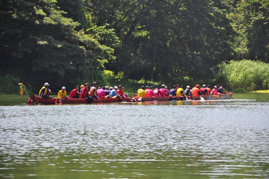 ขับเรือมาอีกหน่อยเจอเรือยาวกำลังซ้อม เลยท้าแข่งซะเลย พวกผม มี 4 คน ต่อให้พวกพี่ 32 คนเลยนะคร้าบบบบบบ